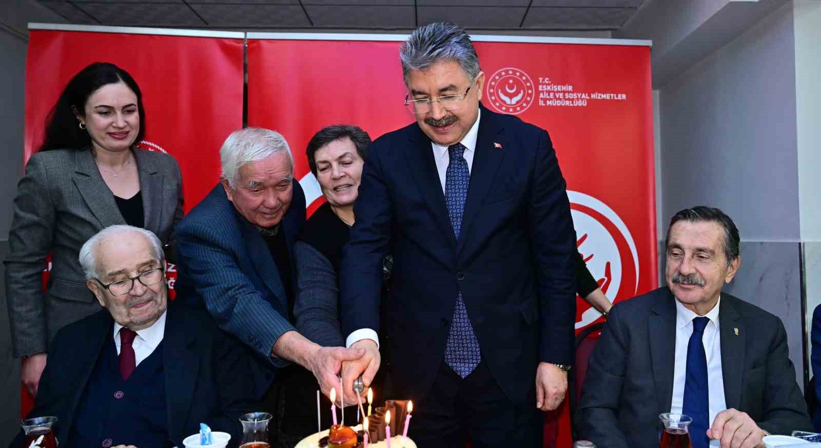 Vali Yılmaz, huzurevi sakinleriyle bir araya geldi
