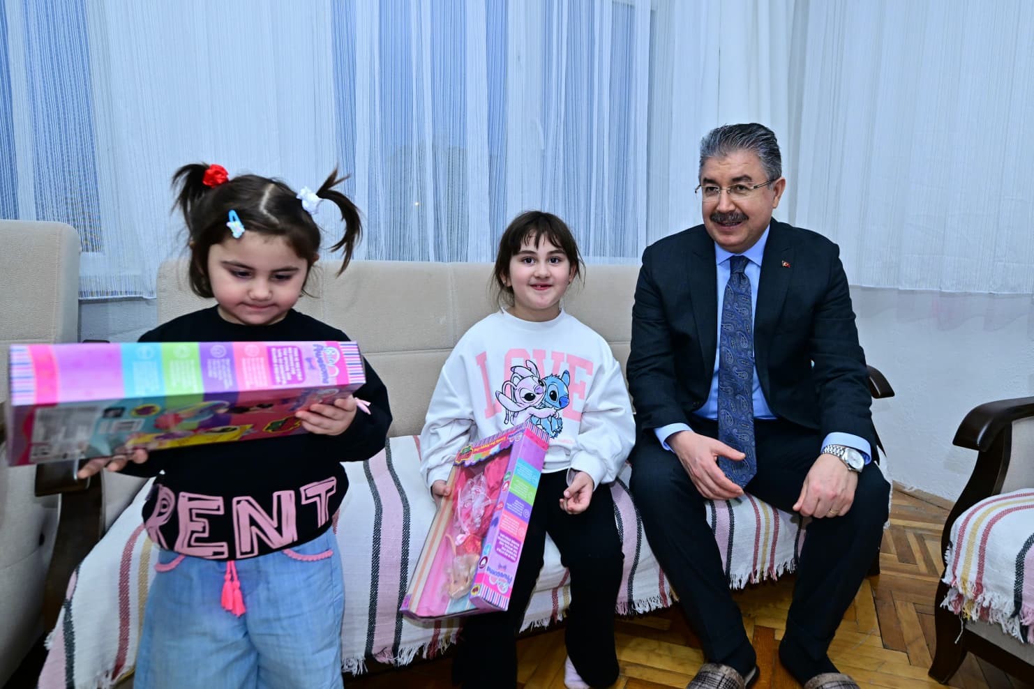 Vali Yılmaz, iftarda vatandaşın evine konuk oldu
