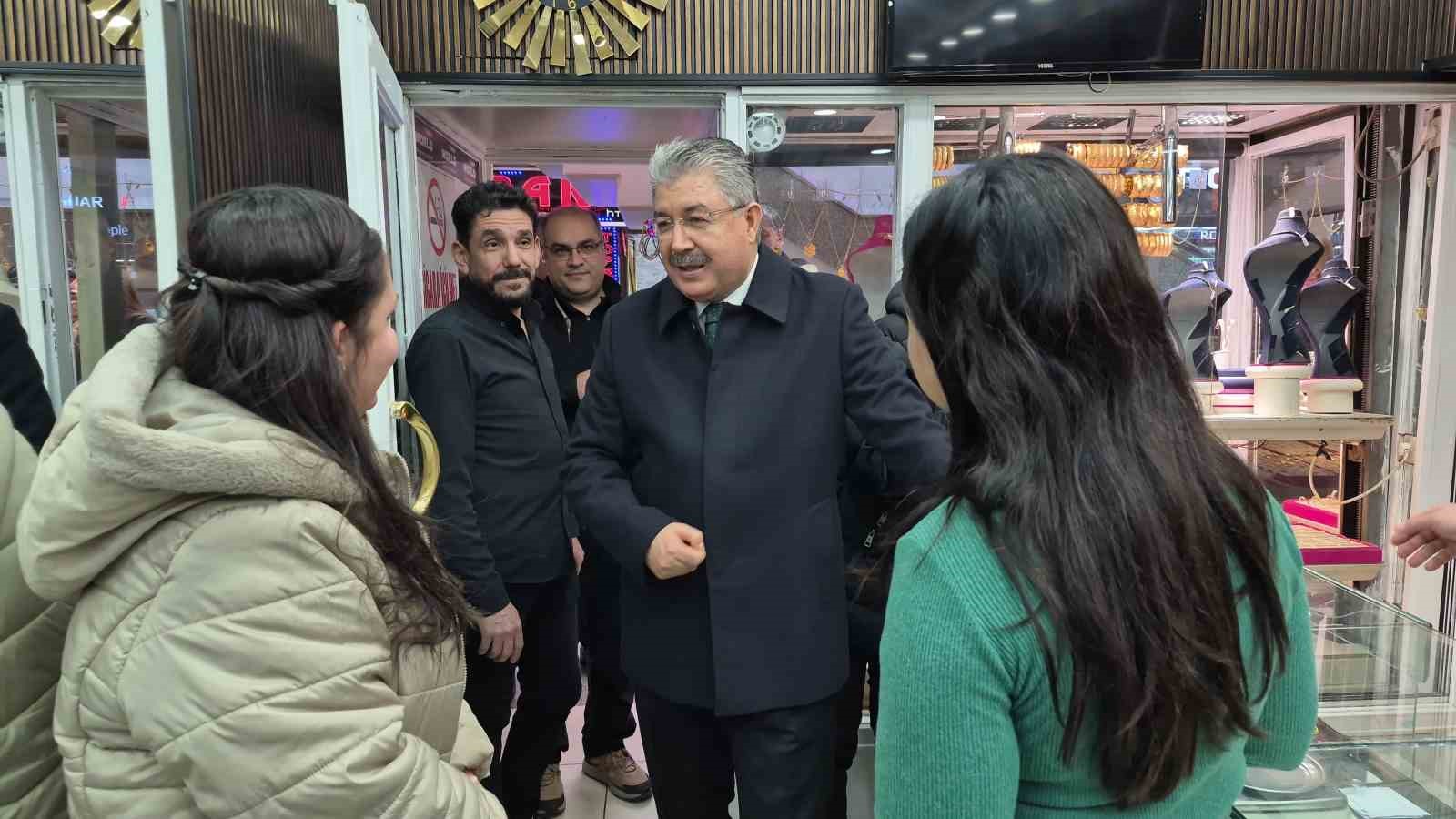 Vali Yılmaz, kapı kapı dolaşıp esnafı ziyaret etti
