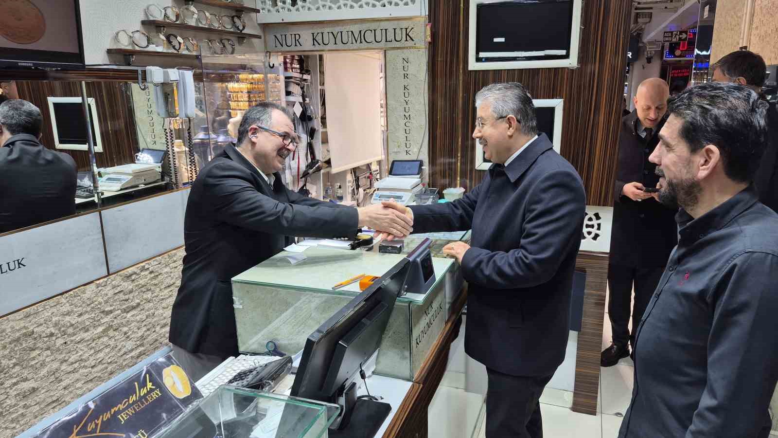 Vali Yılmaz, kapı kapı dolaşıp esnafı ziyaret etti
