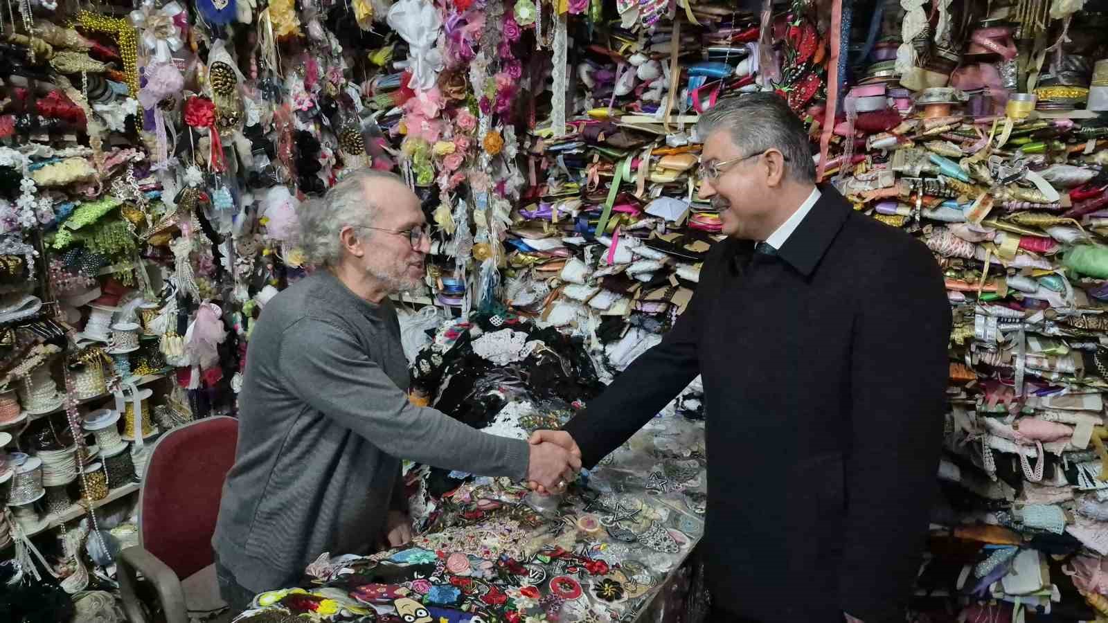 Vali Yılmaz, kapı kapı dolaşıp esnafı ziyaret etti
