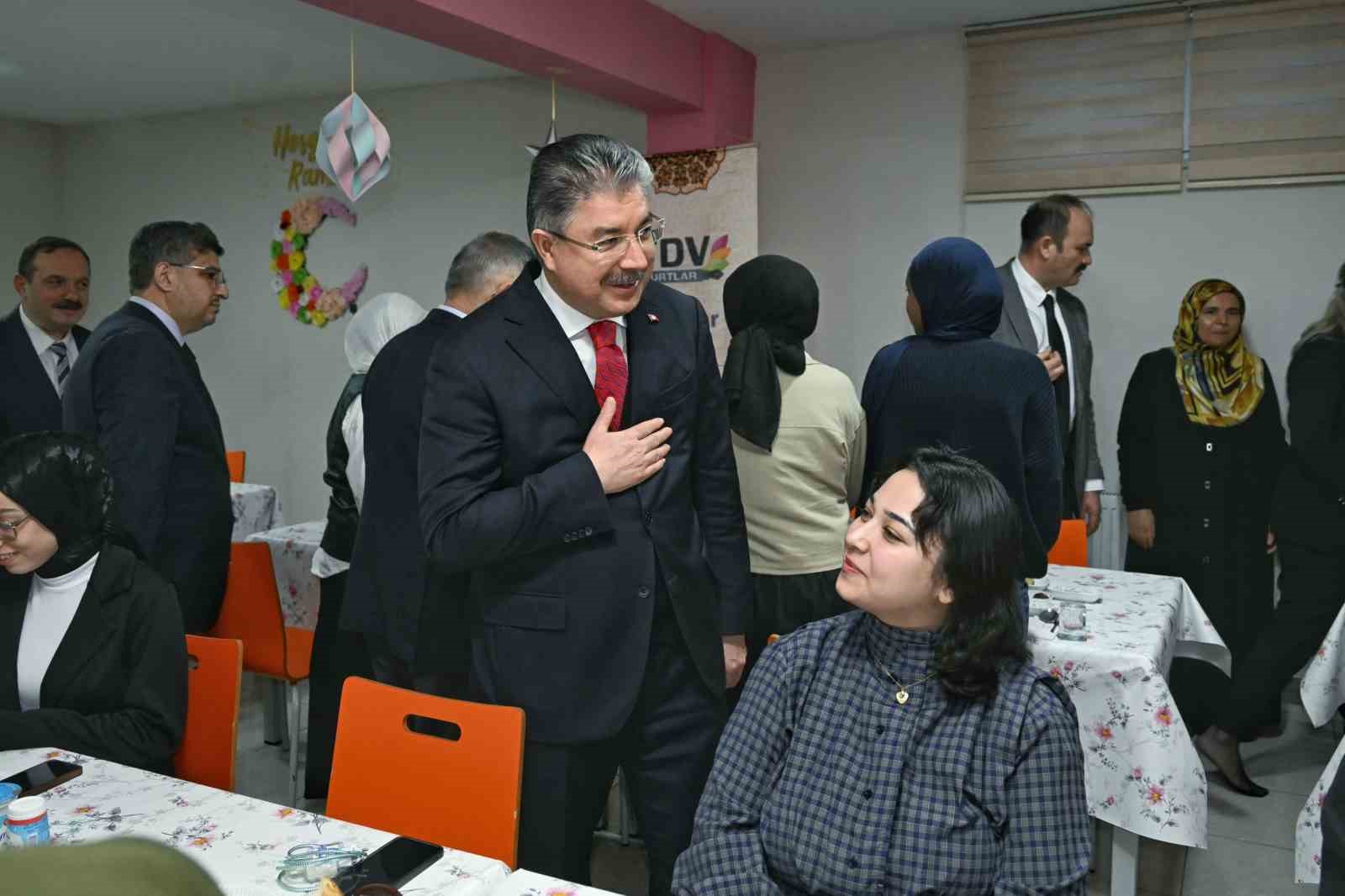 Vali Yılmaz, kız yurdunda kalan uluslararası öğrencilerle iftar yaptı
