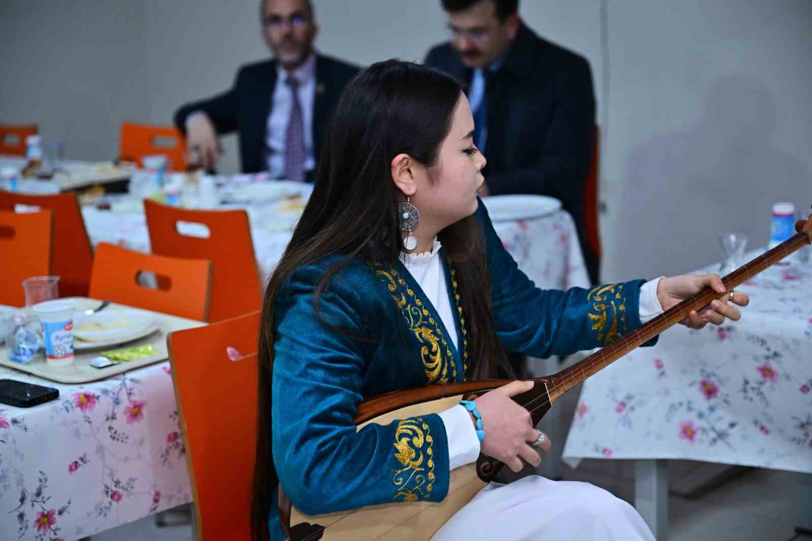 Vali Yılmaz, kız yurdunda kalan uluslararası öğrencilerle iftar yaptı
