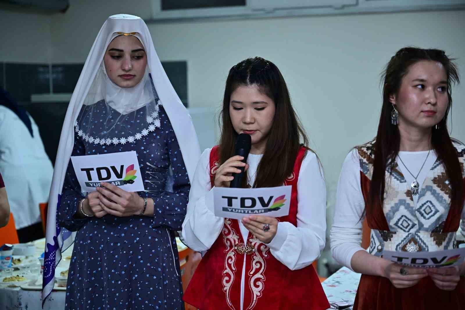 Vali Yılmaz, kız yurdunda kalan uluslararası öğrencilerle iftar yaptı
