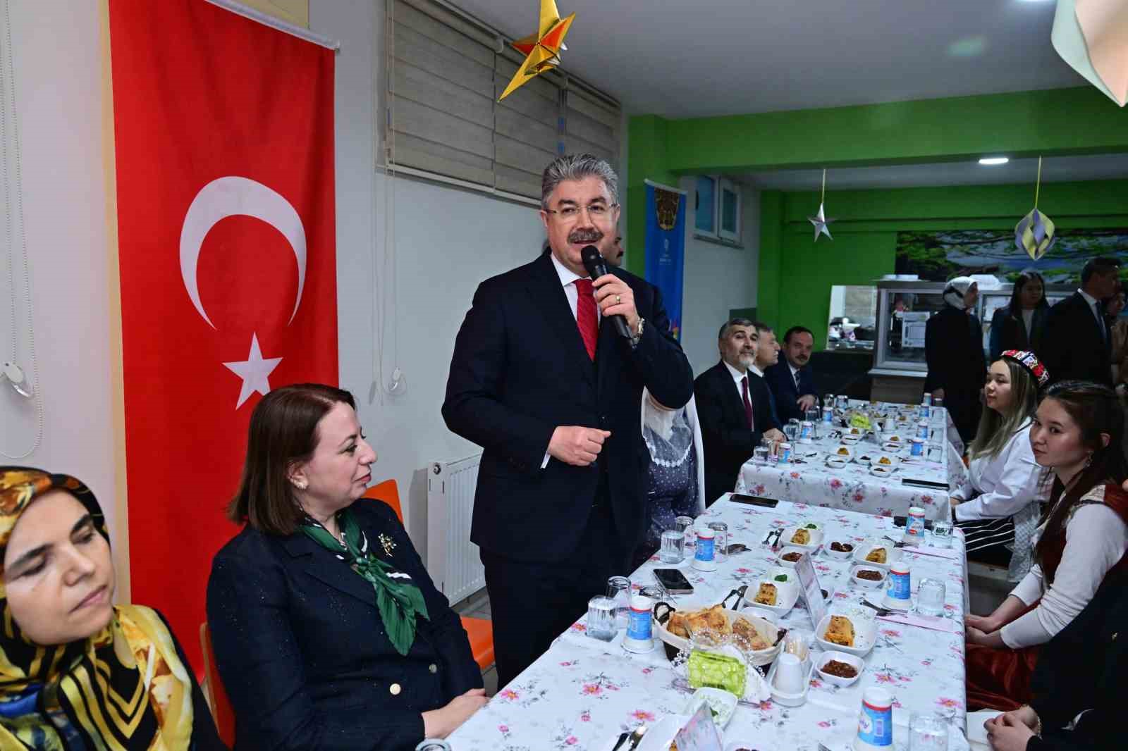 Vali Yılmaz, kız yurdunda kalan uluslararası öğrencilerle iftar yaptı
