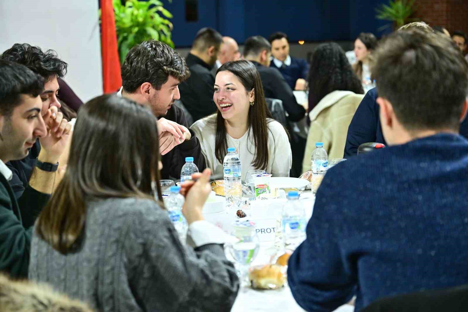 Vali Yılmaz, öğrencilerle iftar yaptı
