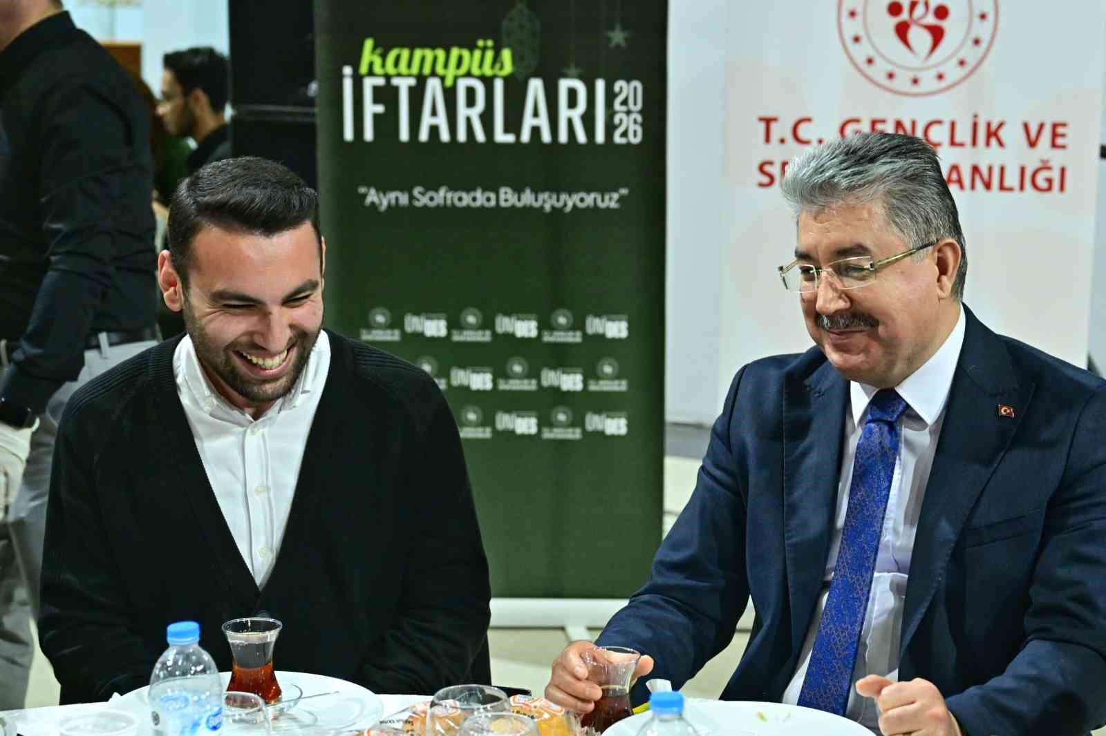 Vali Yılmaz, öğrencilerle iftar yaptı
