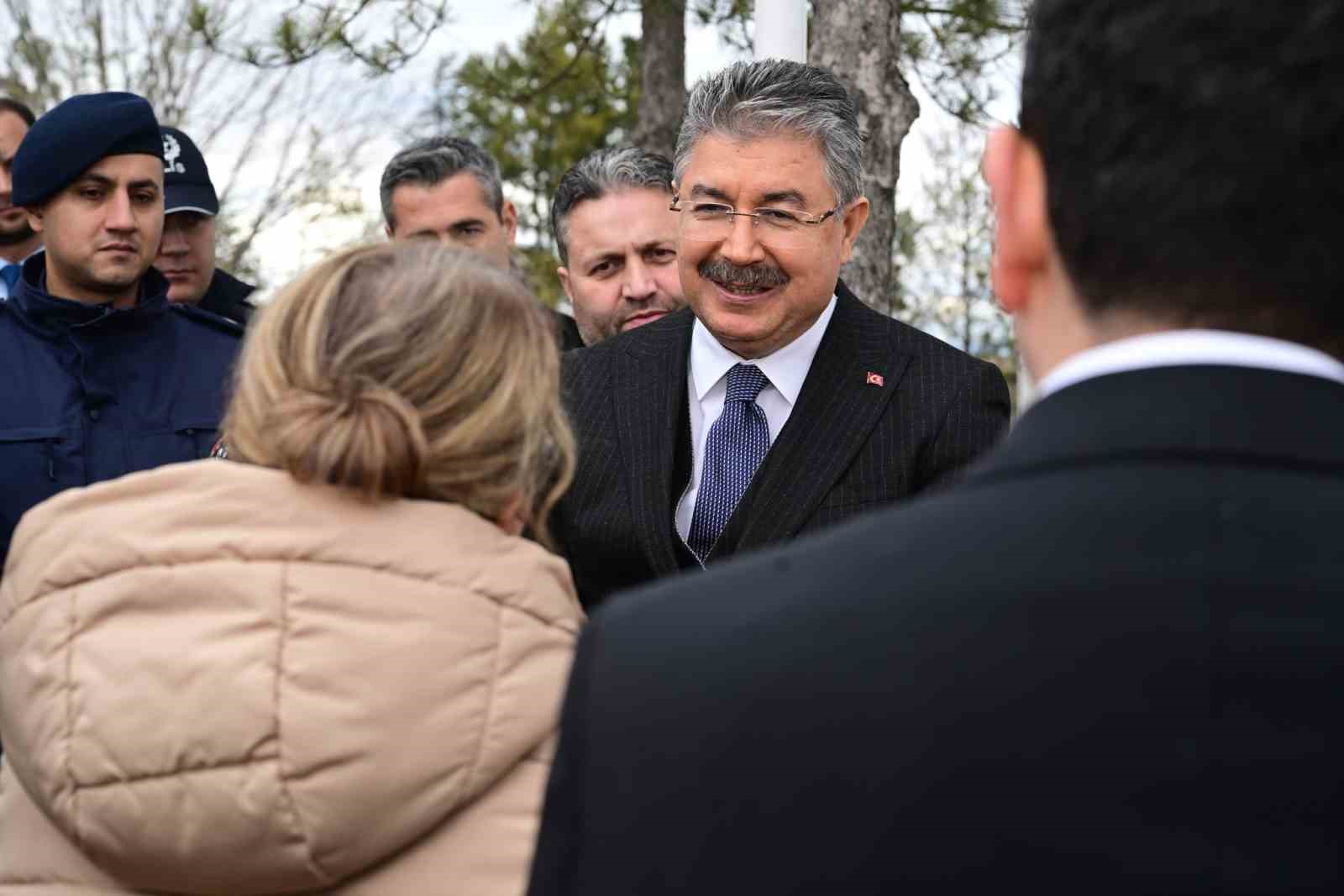 Vali Yılmaz, Şehit Jandarma Onbaşı Osman Gıcı’nın kabrini ziyaret etti
