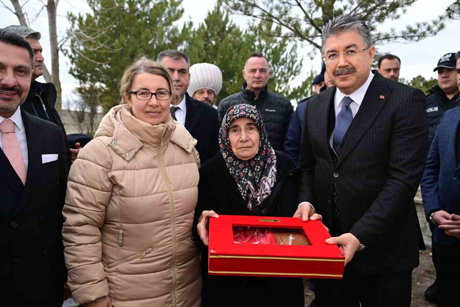 Vali Yılmaz, Şehit Jandarma Onbaşı Osman Gıcı’nın kabrini ziyaret etti

