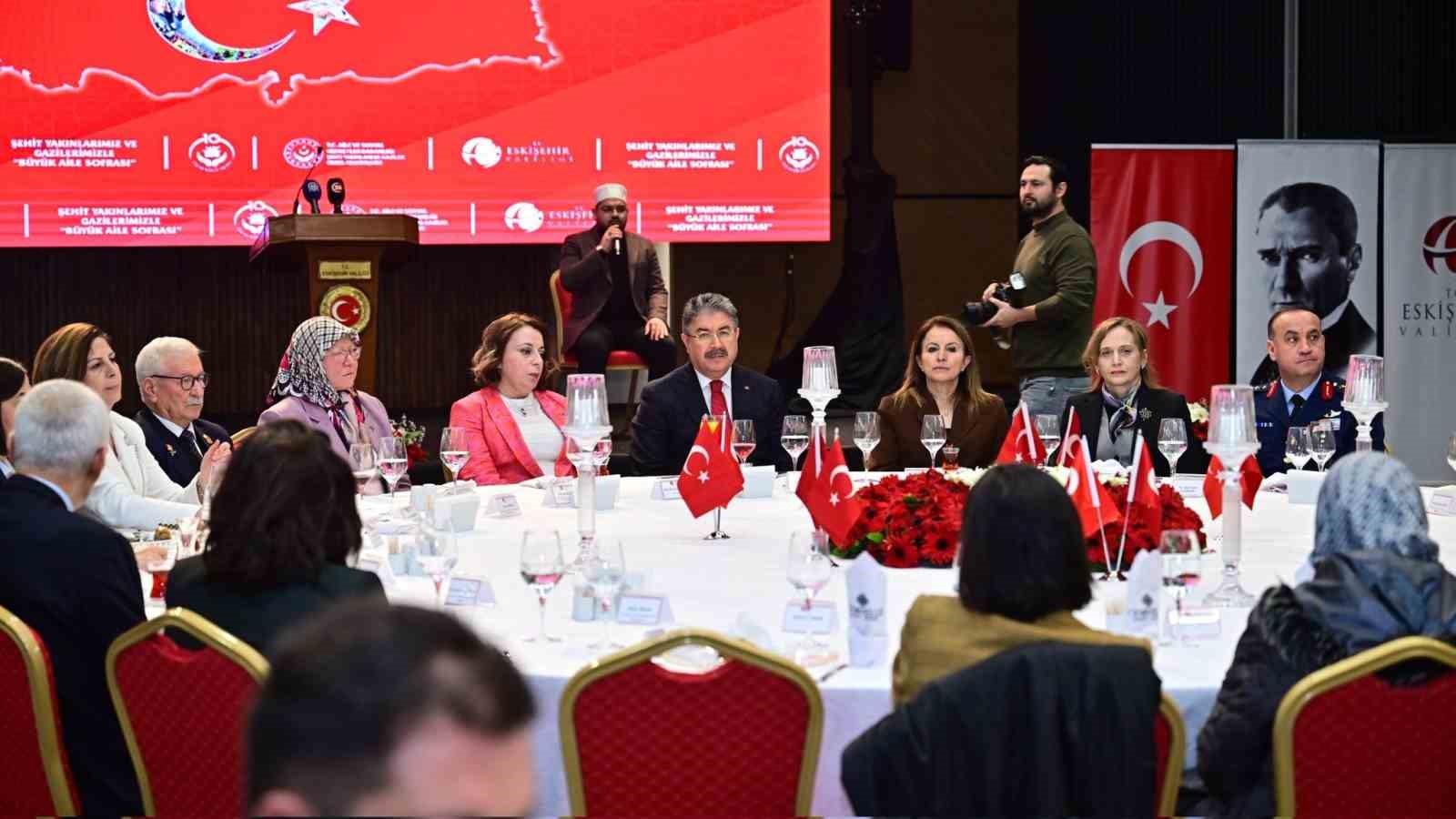 Vali Yılmaz, şehit yakınları ve gazilerle "Büyük Aile Sofrası"nda buluştu
