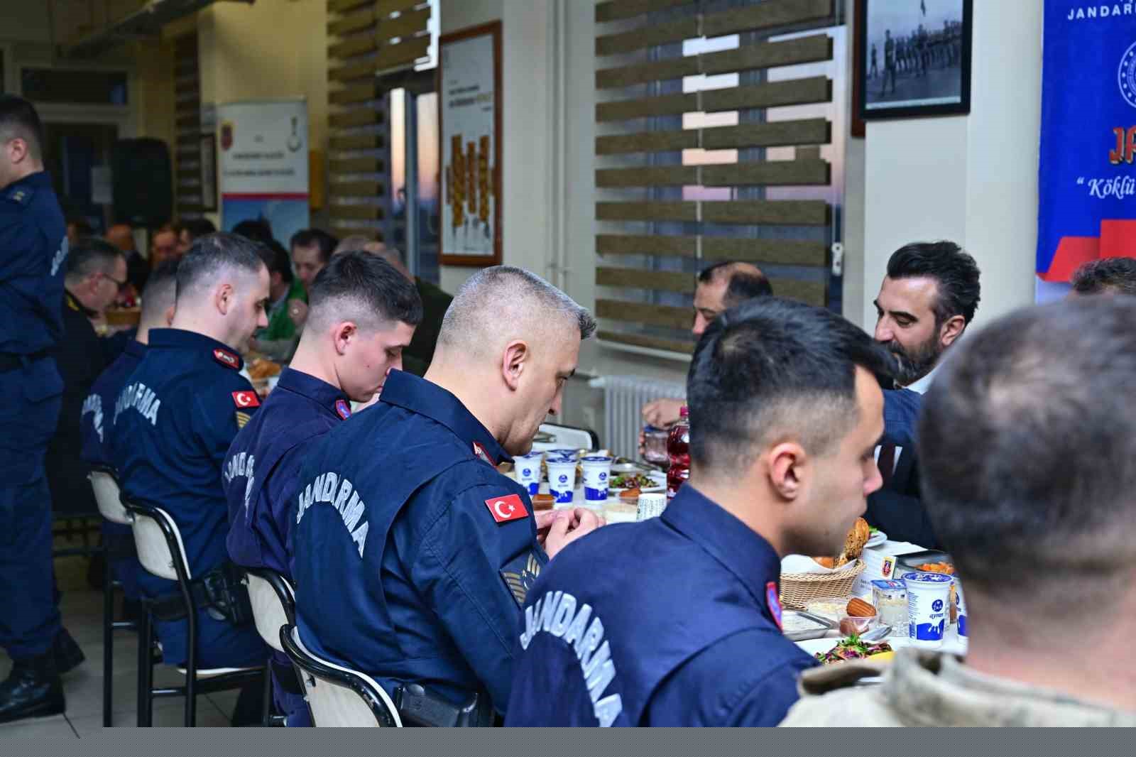 Vali Yılmaz, vatani görevini yapan er ve erbaşlar ile iftar yaptı
