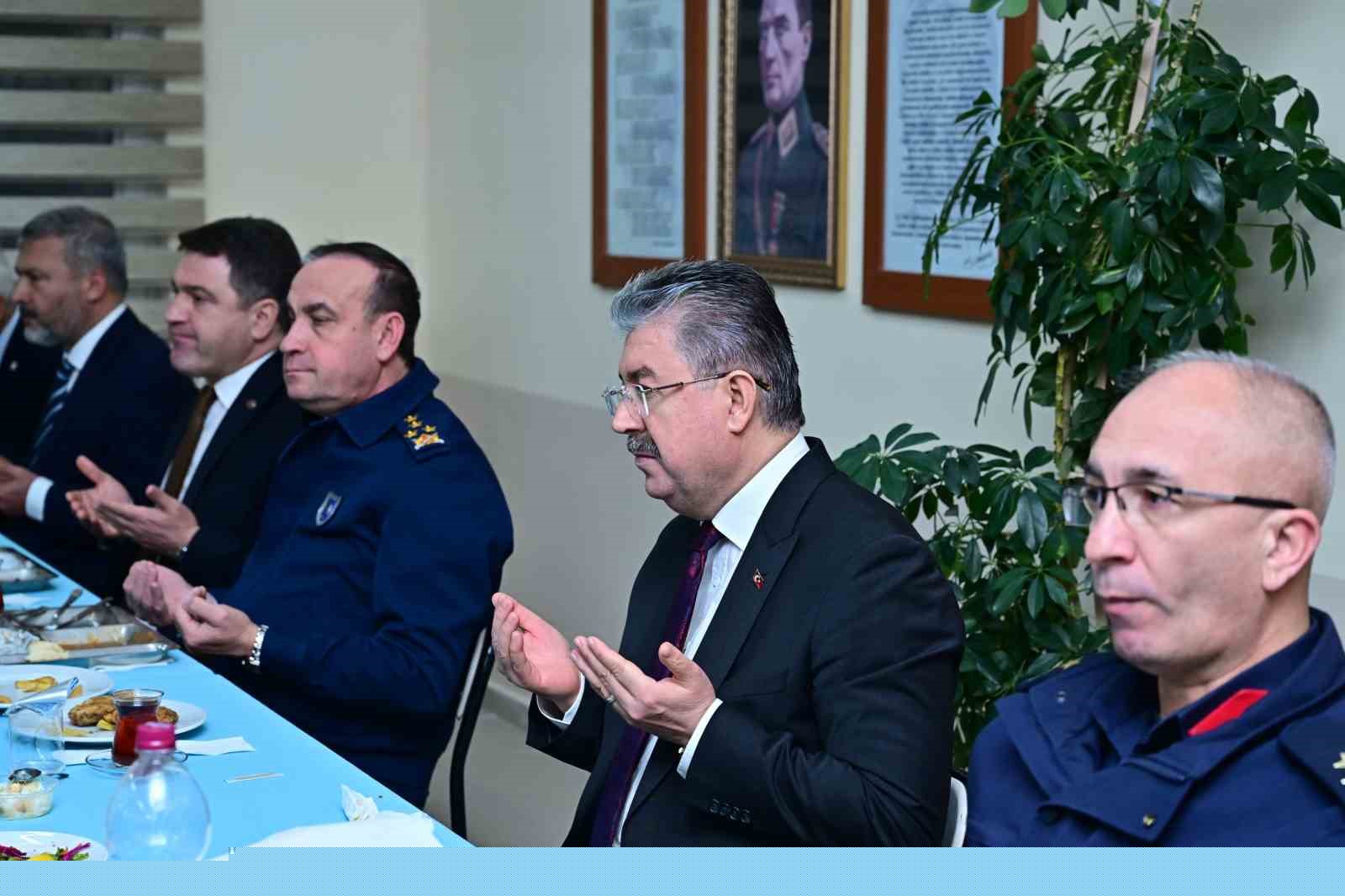 Vali Yılmaz, vatani görevini yapan er ve erbaşlar ile iftar yaptı
