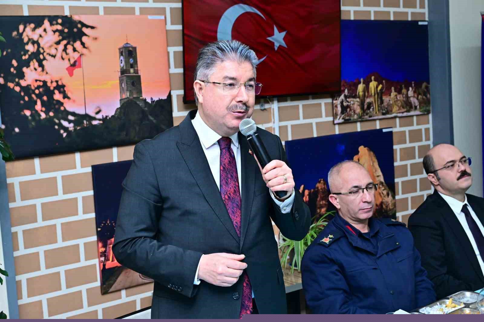 Vali Yılmaz, vatani görevini yapan er ve erbaşlar ile iftar yaptı
