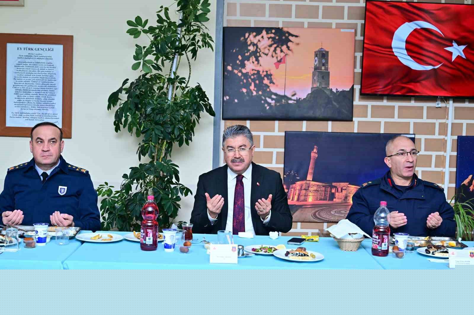 Vali Yılmaz, vatani görevini yapan er ve erbaşlar ile iftar yaptı
