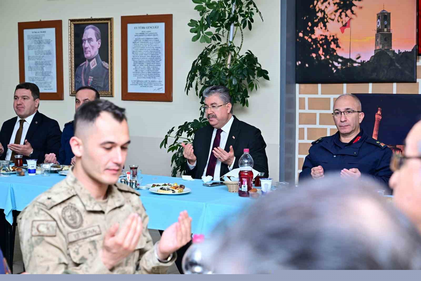Vali Yılmaz, vatani görevini yapan er ve erbaşlar ile iftar yaptı
