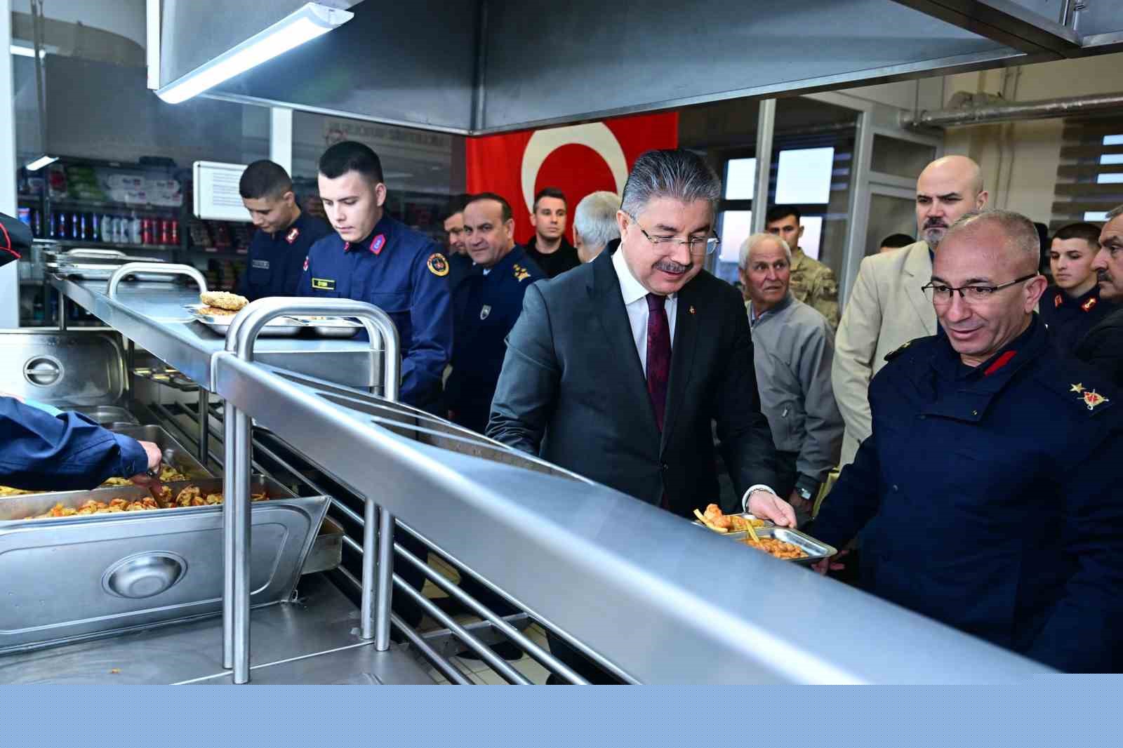 Vali Yılmaz, vatani görevini yapan er ve erbaşlar ile iftar yaptı
