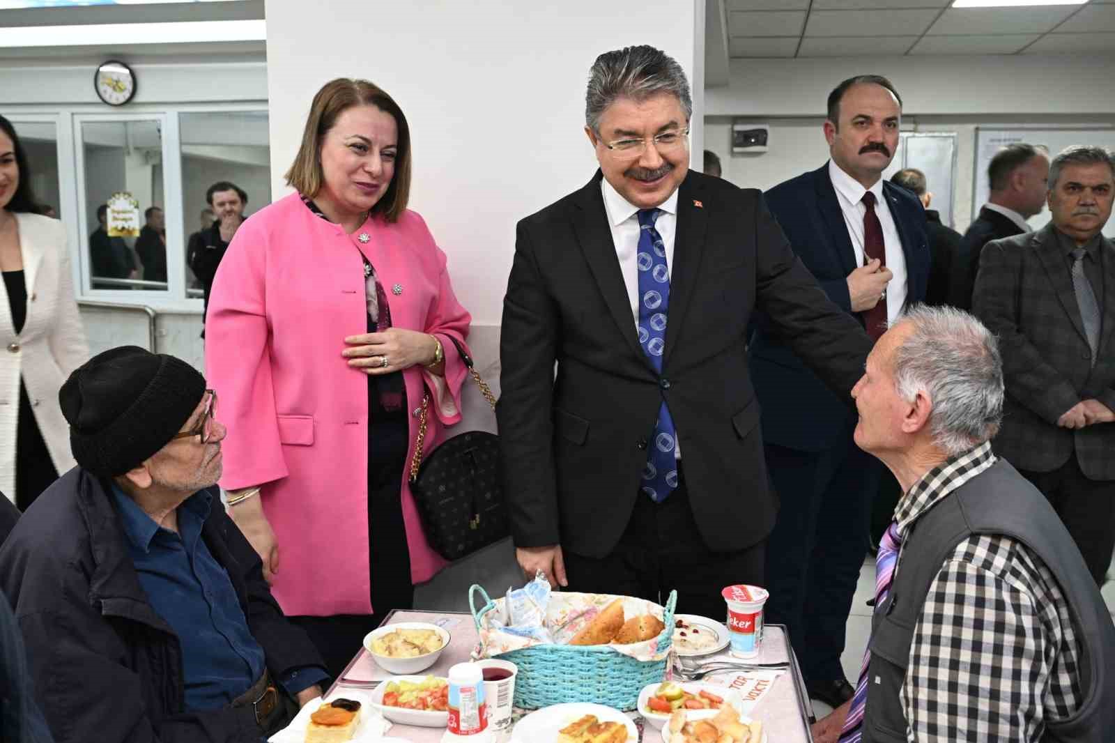 Vali Yılmaz ve eşi, huzurevi sakinleriyle iftar yaptı
Vali Yılmaz ve eşi, huzurevi sakinleriyle iftar yaptı