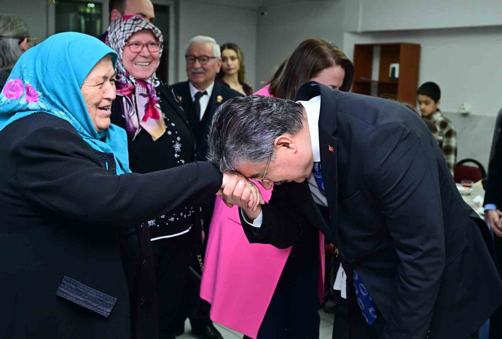 Vali Yılmaz ve eşi, huzurevi sakinleriyle iftar yaptı
Vali Yılmaz ve eşi, huzurevi sakinleriyle iftar yaptı