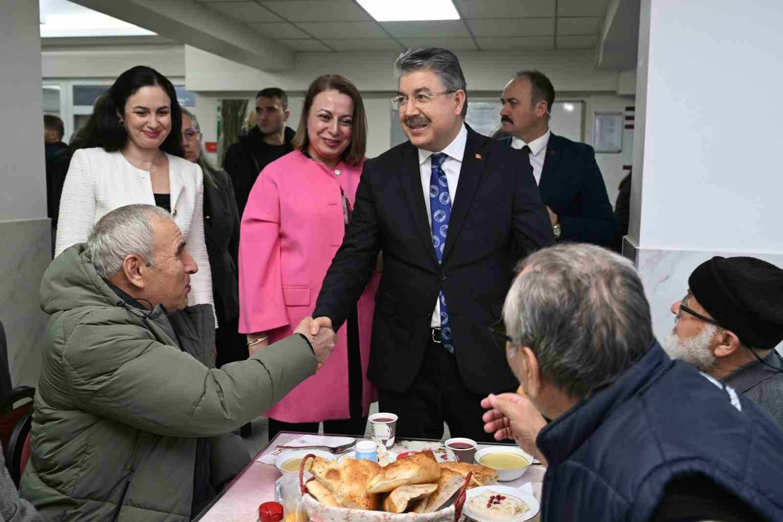Vali Yılmaz ve eşi, huzurevi sakinleriyle iftar yaptı
Vali Yılmaz ve eşi, huzurevi sakinleriyle iftar yaptı
