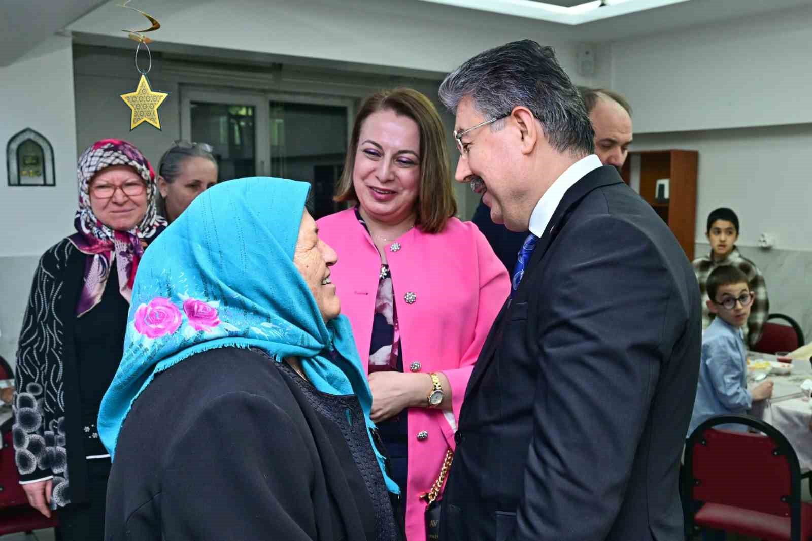 Vali Yılmaz ve eşi, huzurevi sakinleriyle iftar yaptı
Vali Yılmaz ve eşi, huzurevi sakinleriyle iftar yaptı