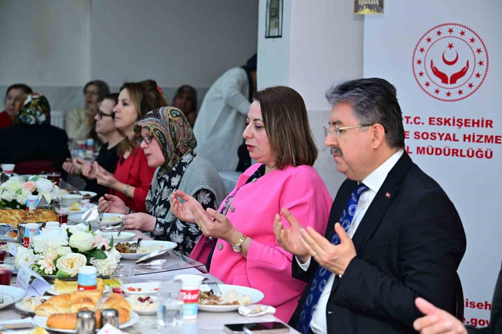 Vali Yılmaz ve eşi, huzurevi sakinleriyle iftar yaptı
Vali Yılmaz ve eşi, huzurevi sakinleriyle iftar yaptı