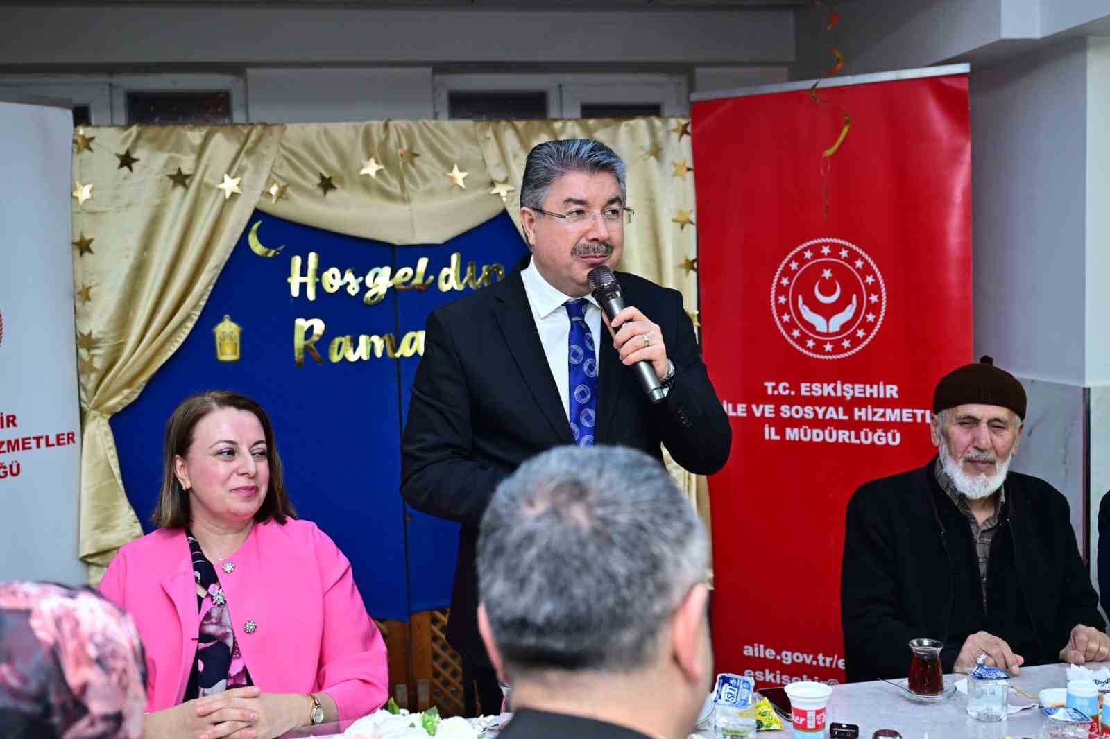 Vali Yılmaz ve eşi, huzurevi sakinleriyle iftar yaptı
Vali Yılmaz ve eşi, huzurevi sakinleriyle iftar yaptı