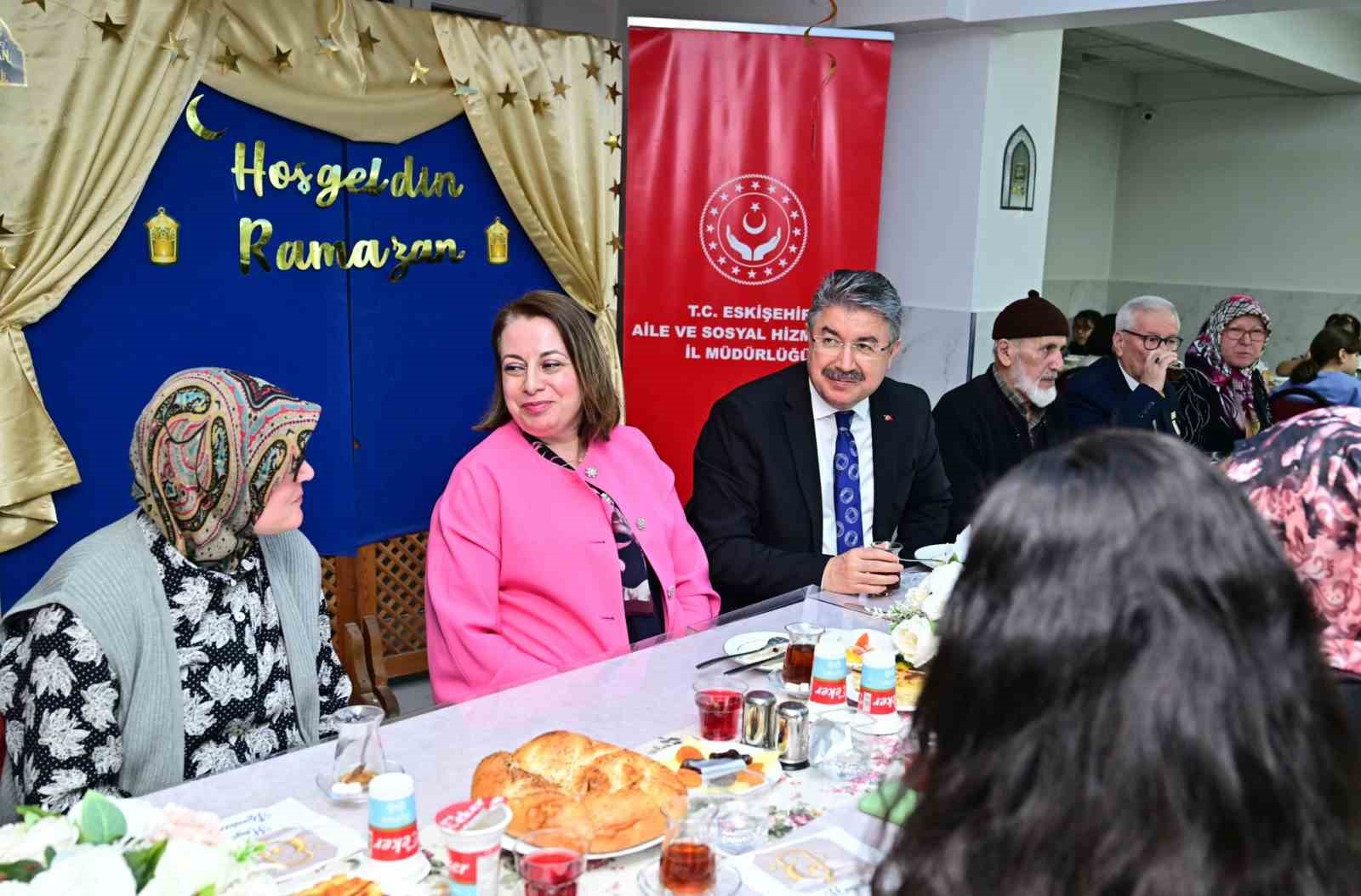 Vali Yılmaz ve eşi, huzurevi sakinleriyle iftar yaptı
Vali Yılmaz ve eşi, huzurevi sakinleriyle iftar yaptı