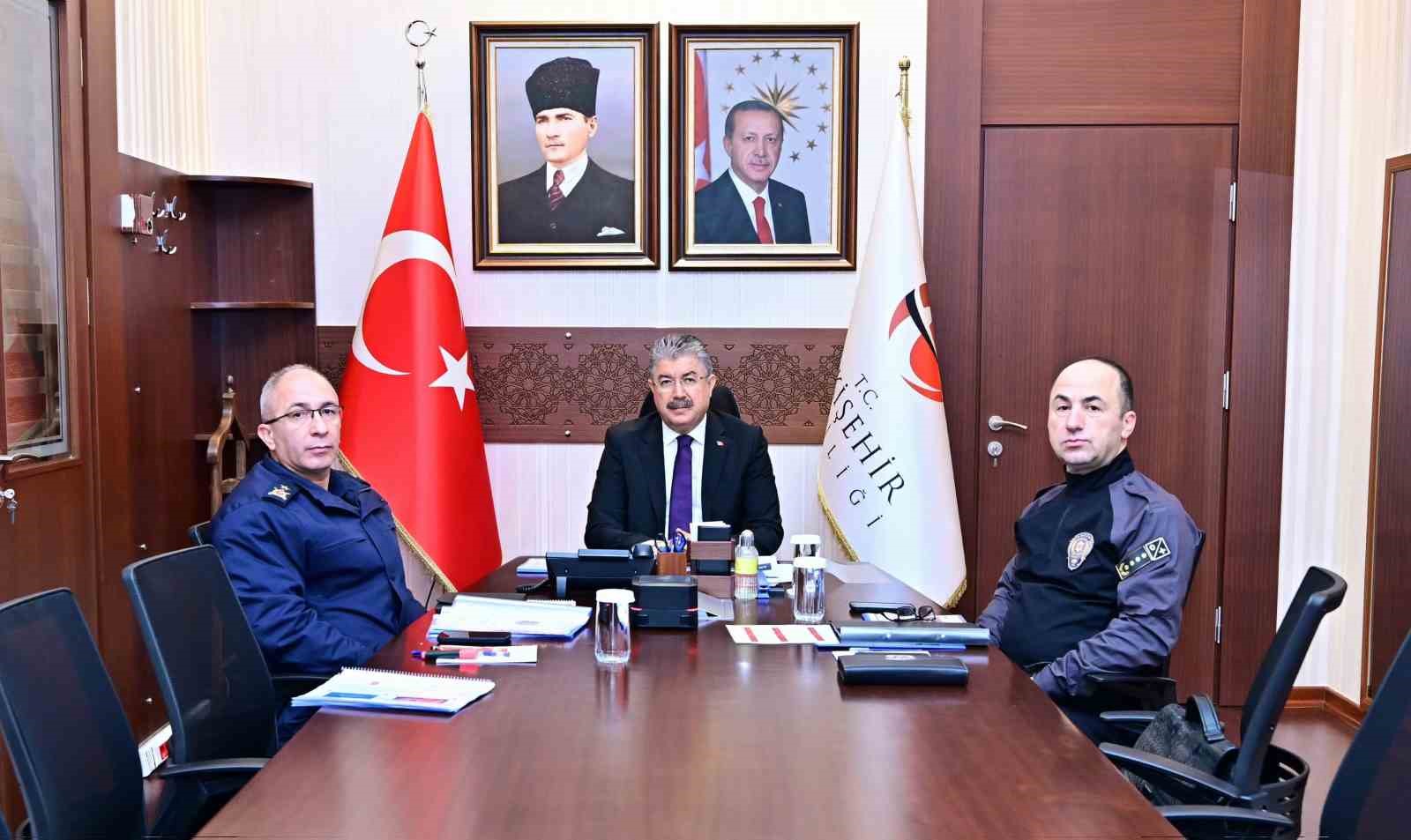 Vali Yılmaz, Video Konferans Sistemi üzerinden düzenlenen toplantıya katıldı
