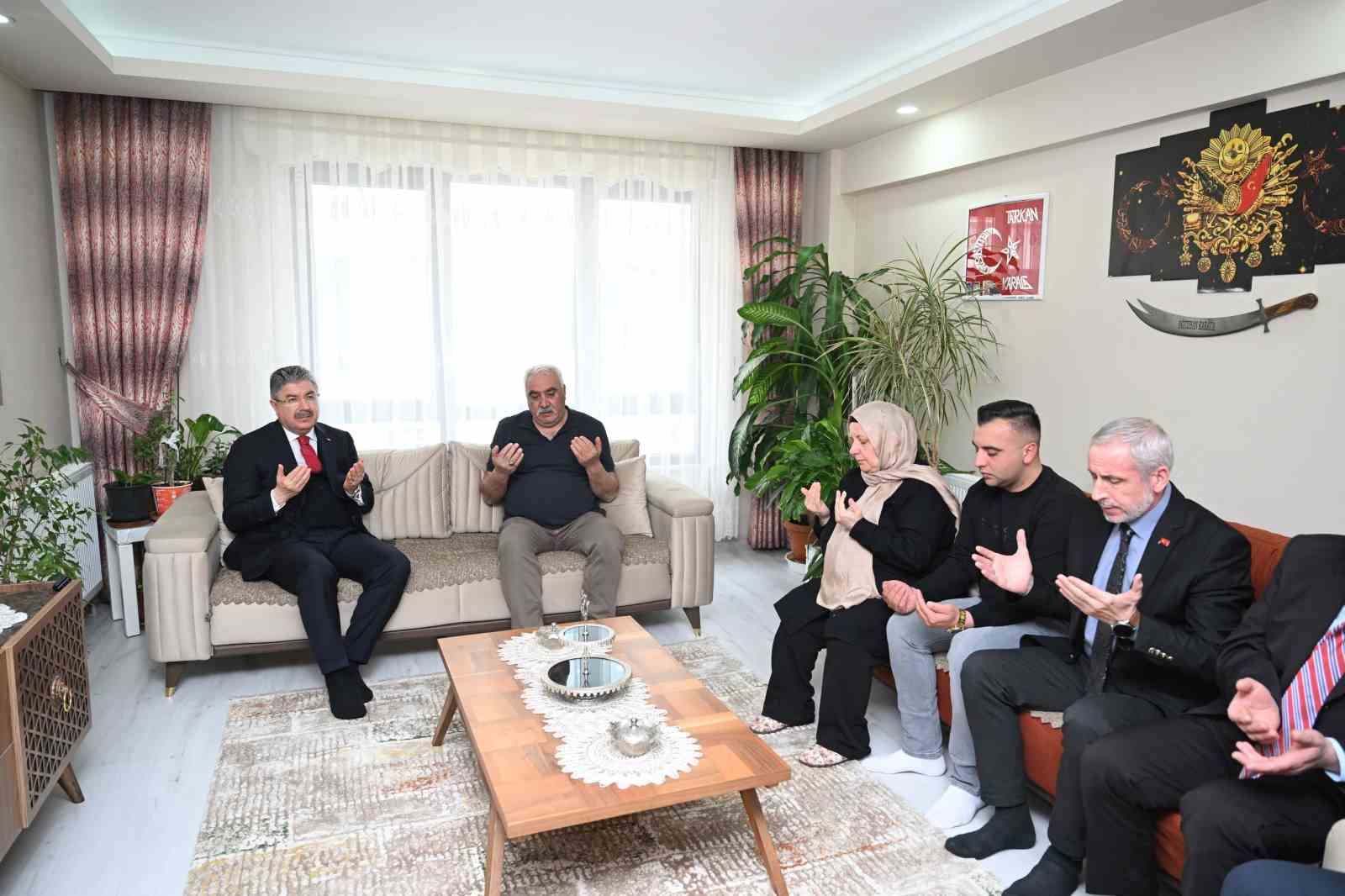 Vali Yılmaz’dan şehit Jandarma Uzman Onbaşı Tarkan Karaca’nın ailesine ziyaret

