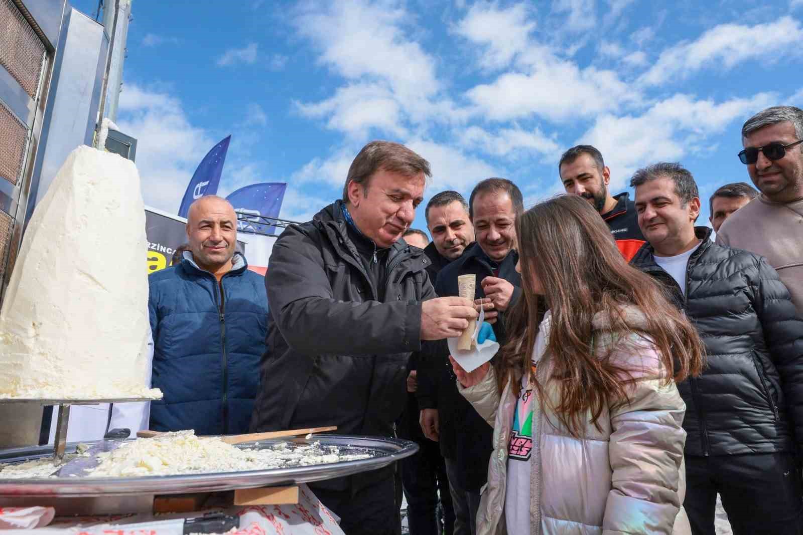 Valiler Ergan Dağı’nda et döner yerine tulum peyniri döneri kesti
