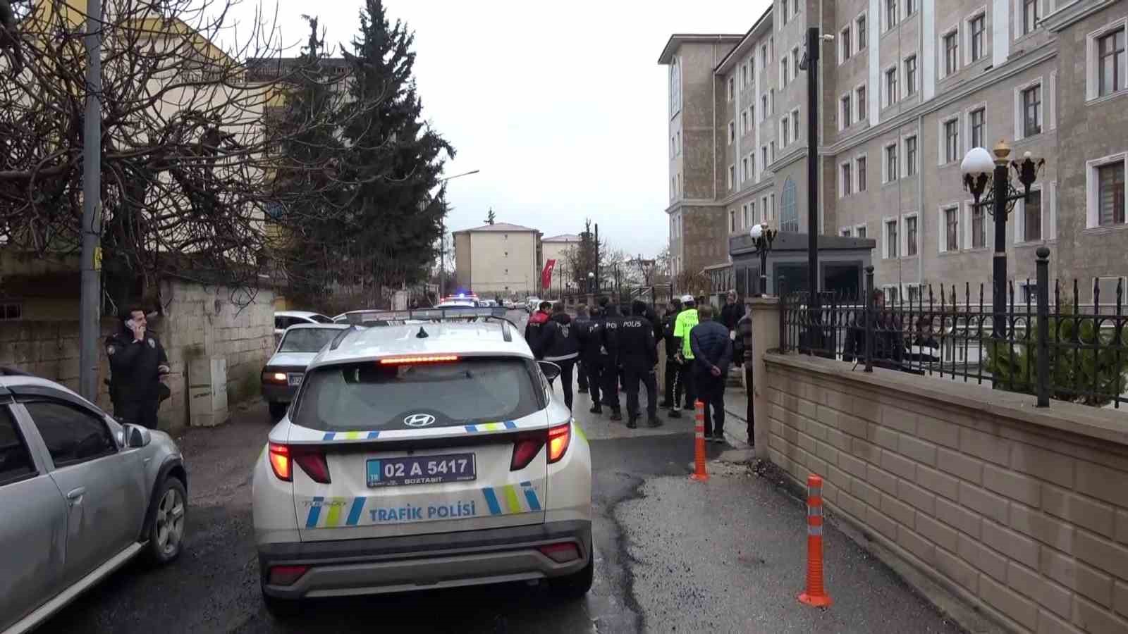 Valilik binasına çıkarak intihar teşebbüsünde bulunan şahıs ikna edildi
