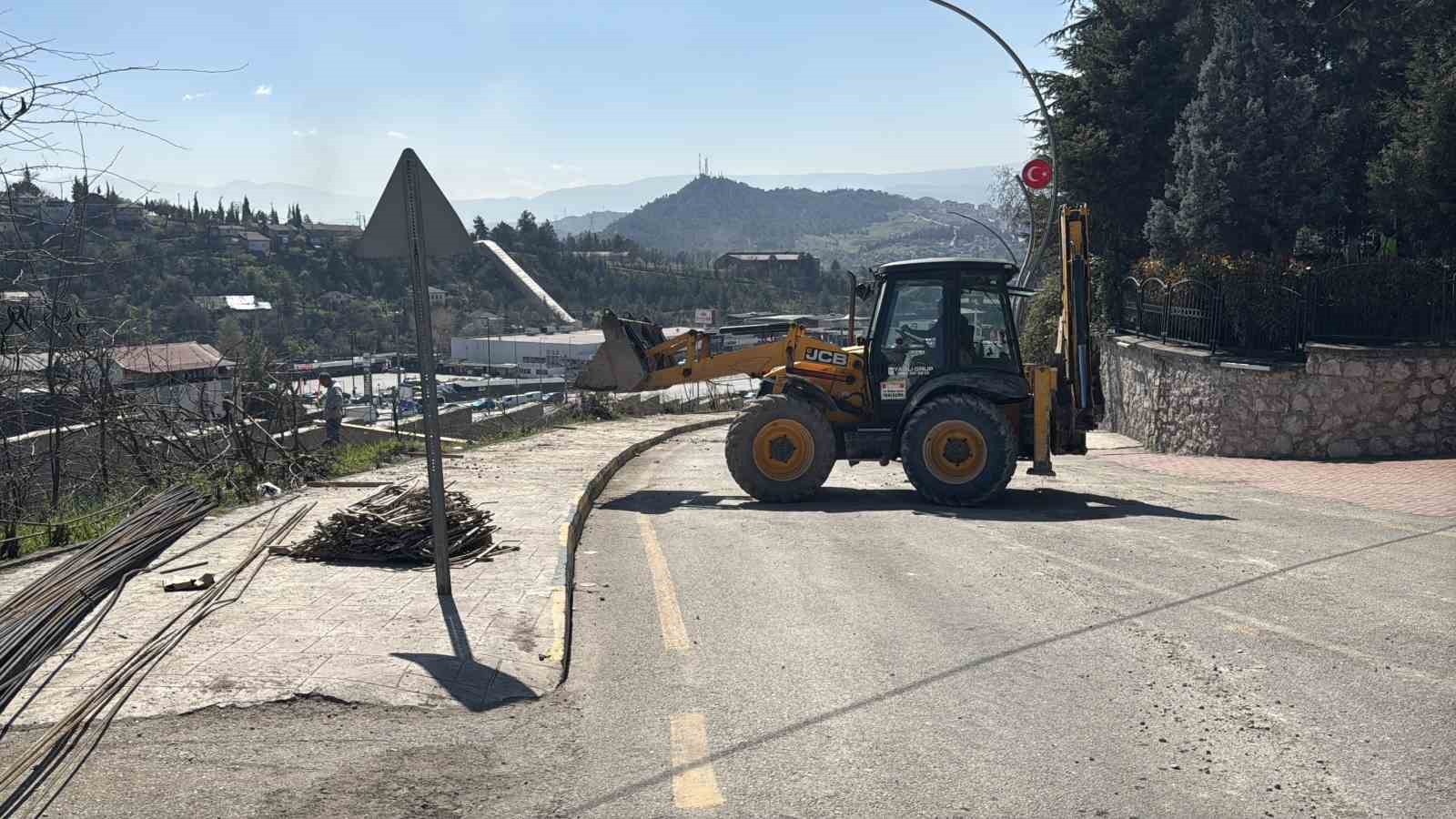 Valilik konutu tehlike altında: Çatlaklar ilerliyor
