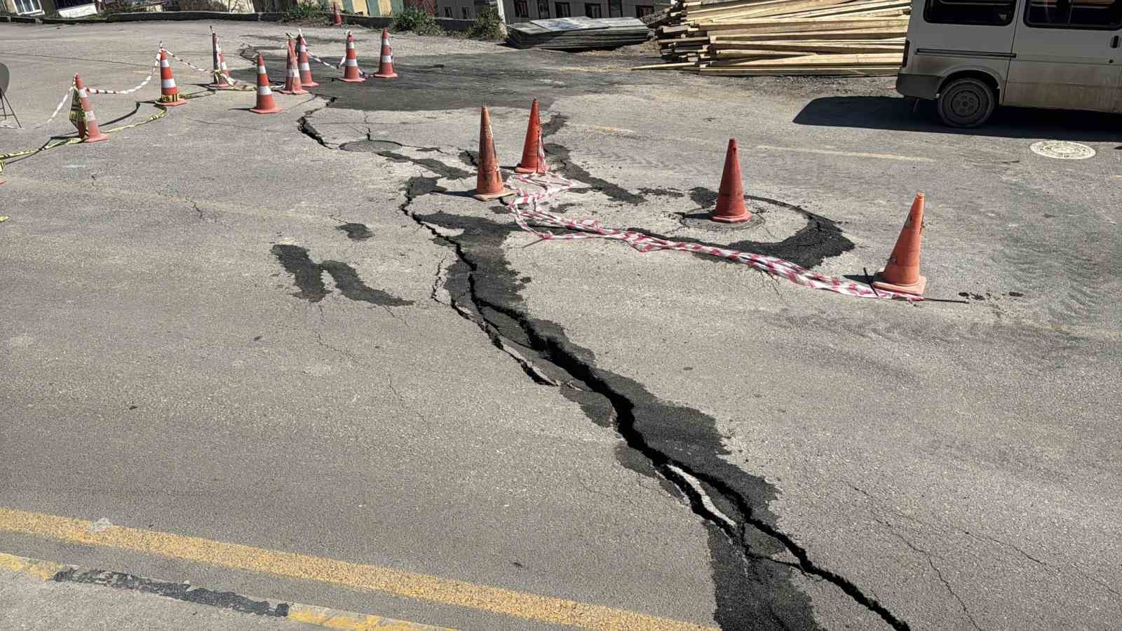Valilik konutu tehlike altında: Çatlaklar ilerliyor
