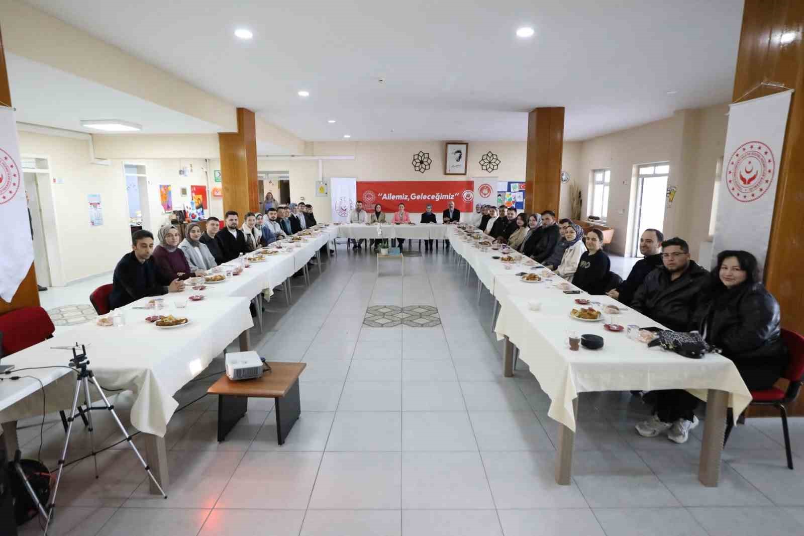 ValisArslan yeni evlenecek çiftlerle bir araya geldi
