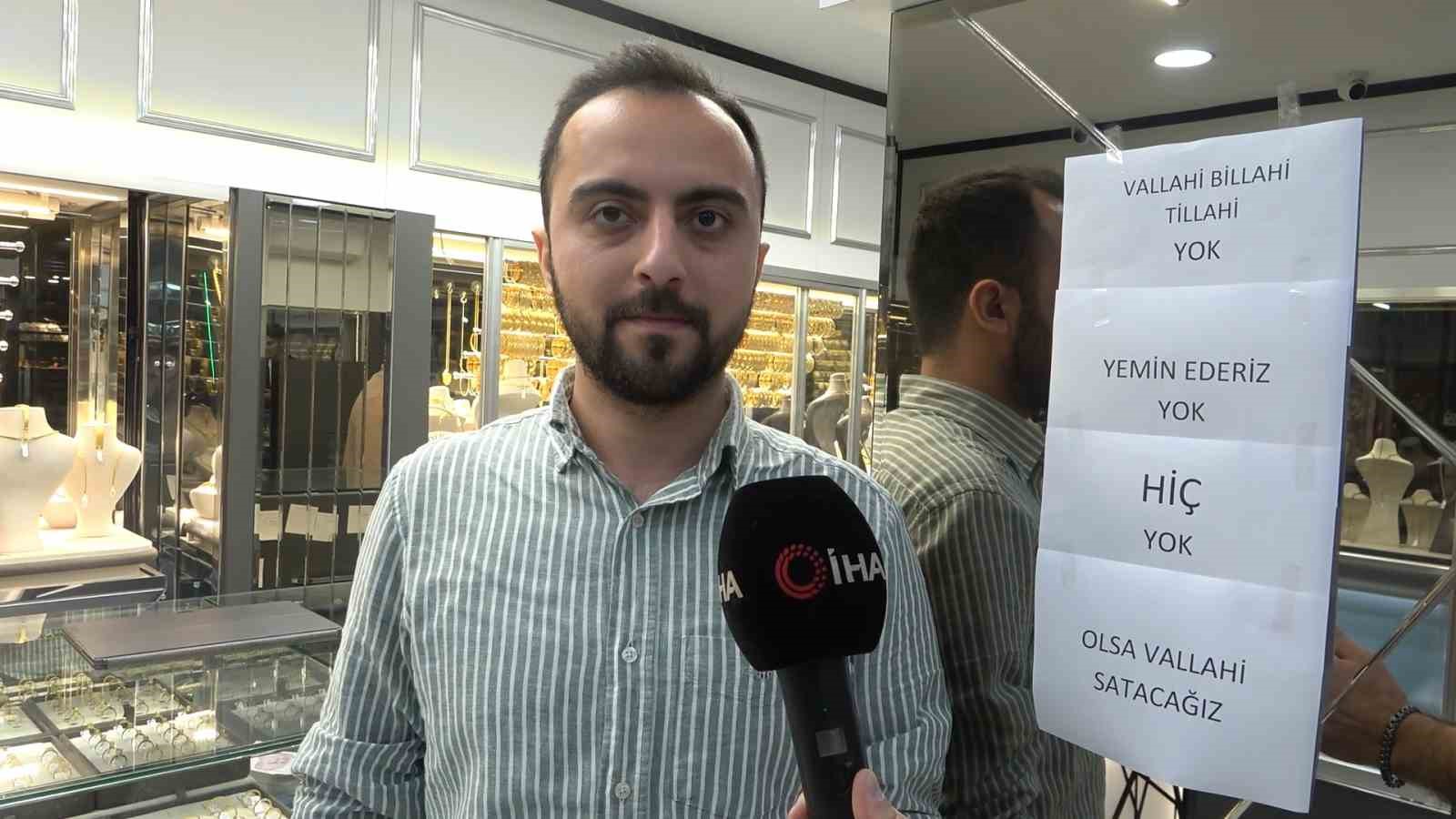 "Vallahi billahi yok" yazısı kuyumcuda izdihamı durduramadı
