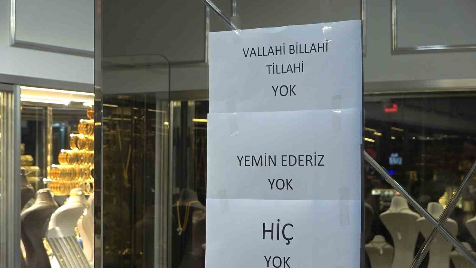 "Vallahi billahi yok" yazısı kuyumcuda izdihamı durduramadı
