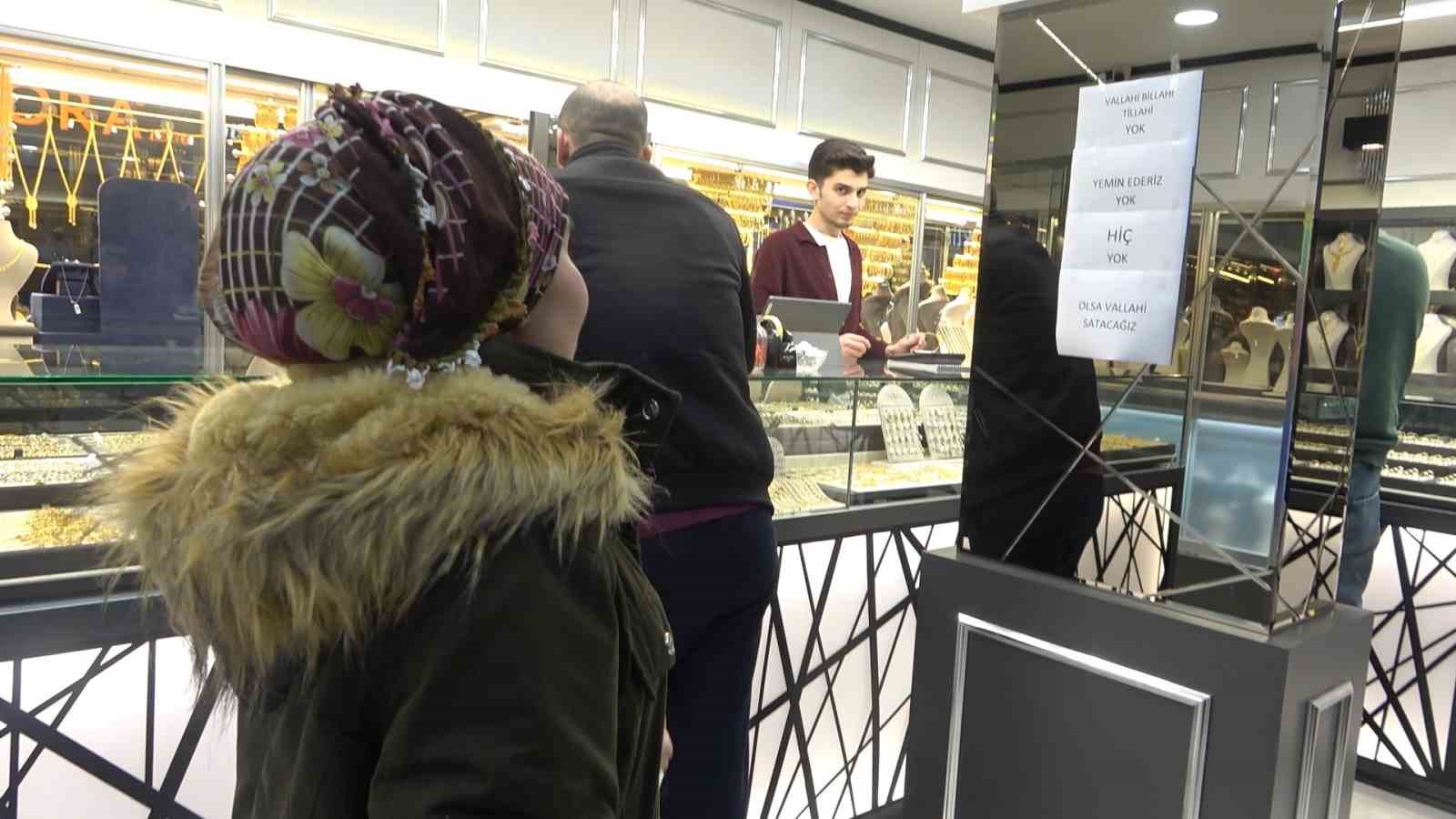 "Vallahi billahi yok" yazısı kuyumcuda izdihamı durduramadı
