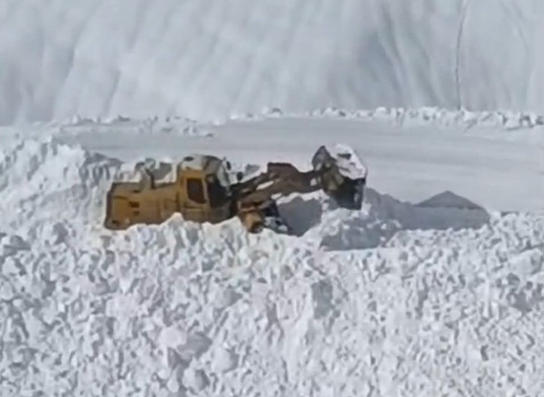 Van Bahçesaray’da mezra yoluna çığ düştü
