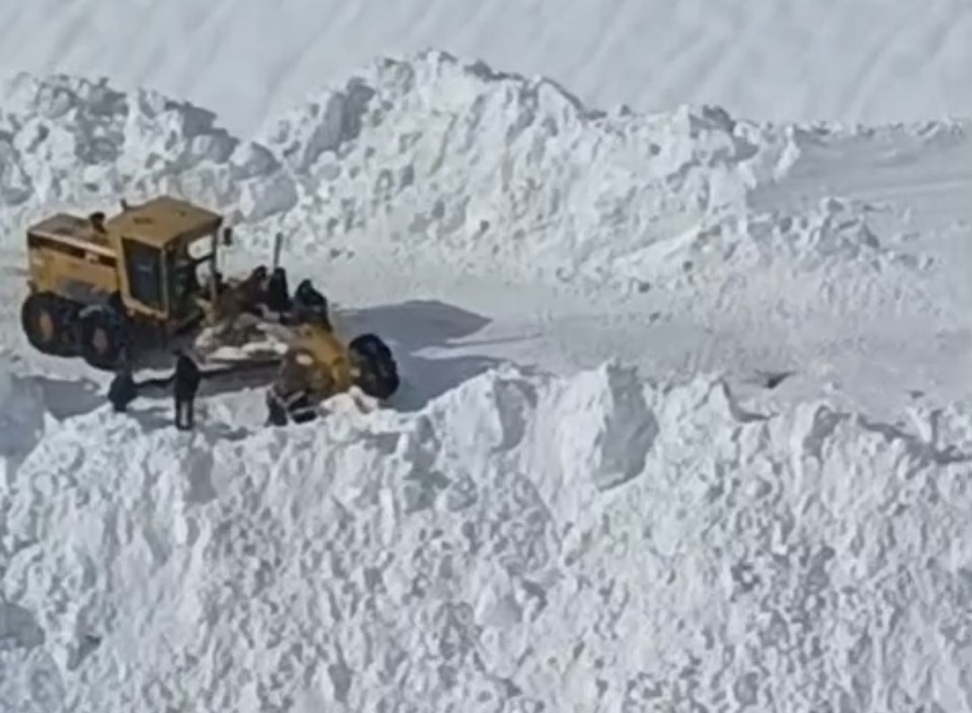 Van Bahçesaray’da mezra yoluna çığ düştü
