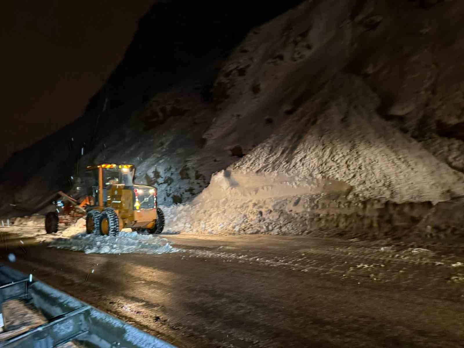 Van-Bitlis karayoluna çığ düştü
