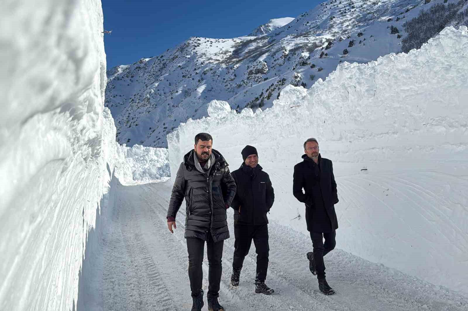 Van-Çatak yolu çığ düşmeleri nedeniyle 4 gündür ulaşıma kapalı
