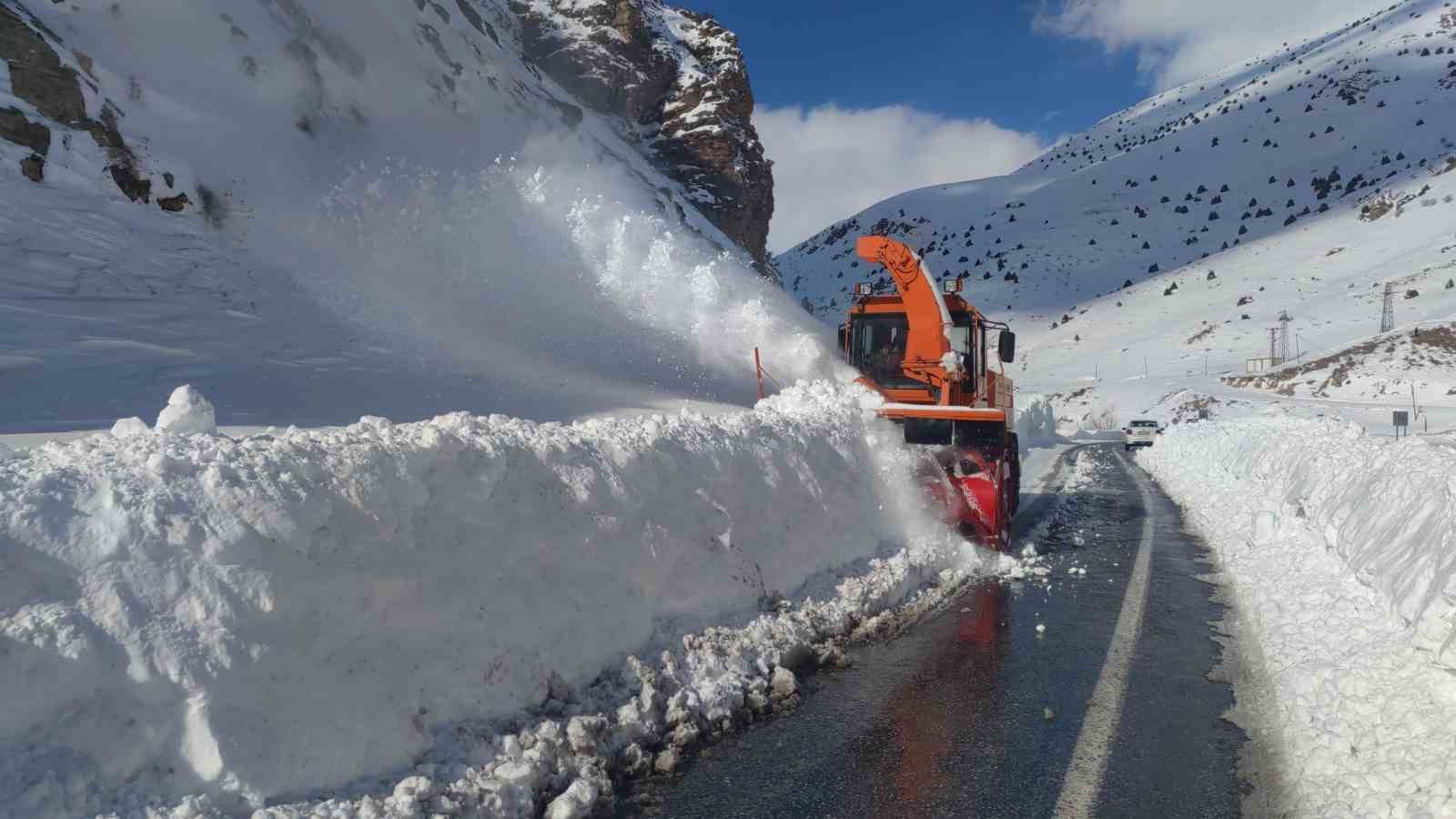 Van-Çatak yoluna düşen çığ temizleniyor
