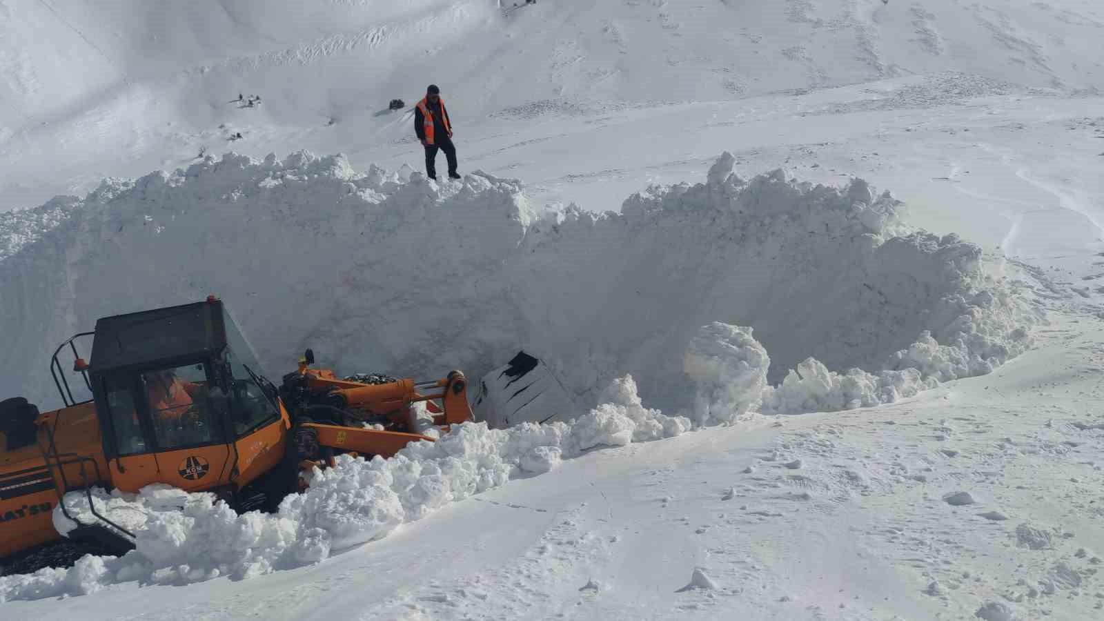 Van-Çatak yoluna düşen çığ temizleniyor

