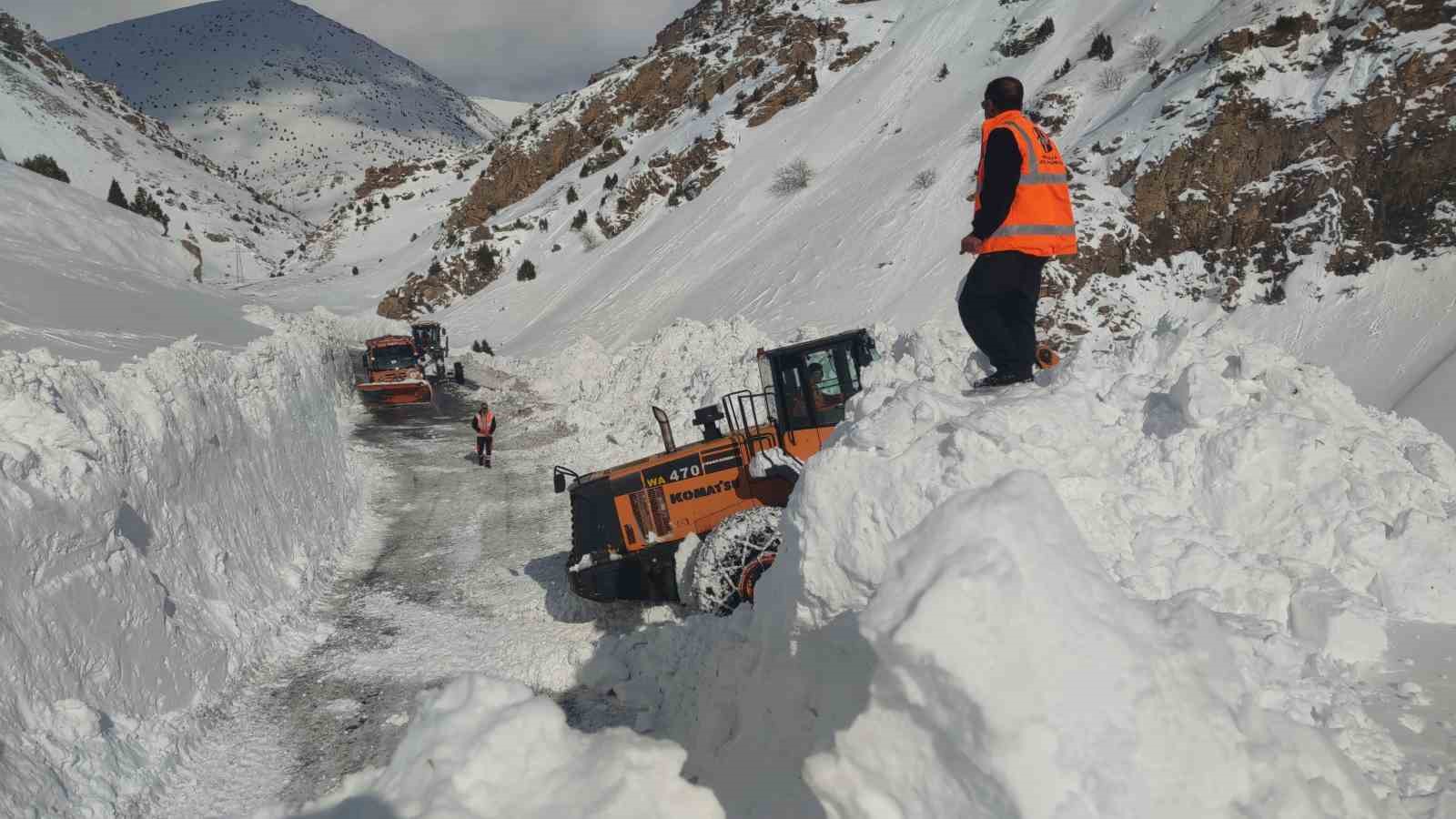 Van-Çatak yoluna düşen çığ temizleniyor
