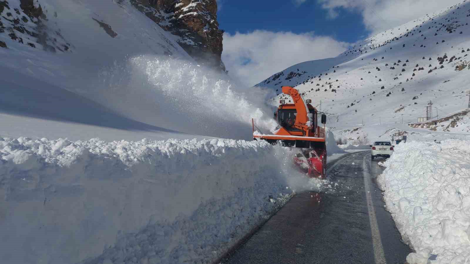 Van-Çatak yolunda 5. gün: Geçişler sadece acil ve öncelikli araçlara açık
