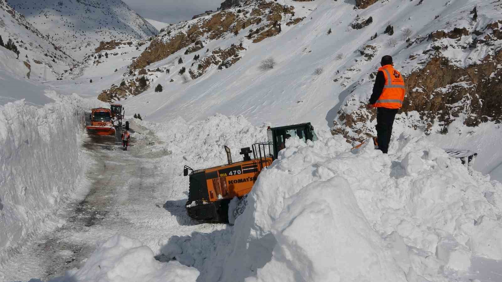 Van-Çatak yolunda 5. gün: Geçişler sadece acil ve öncelikli araçlara açık
