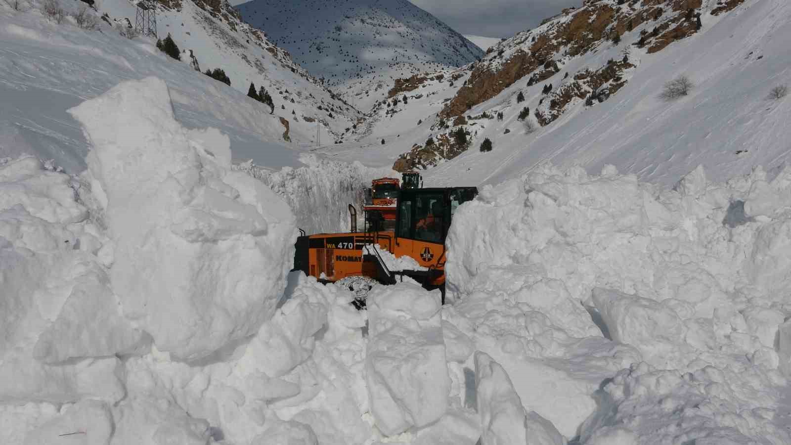 Van-Çatak yolunda 5. gün: Geçişler sadece acil ve öncelikli araçlara açık
