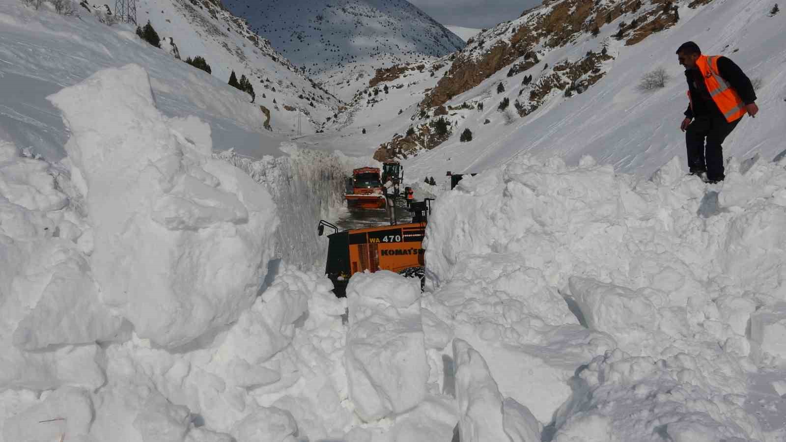 Van-Çatak yolunda 5. gün: Geçişler sadece acil ve öncelikli araçlara açık

