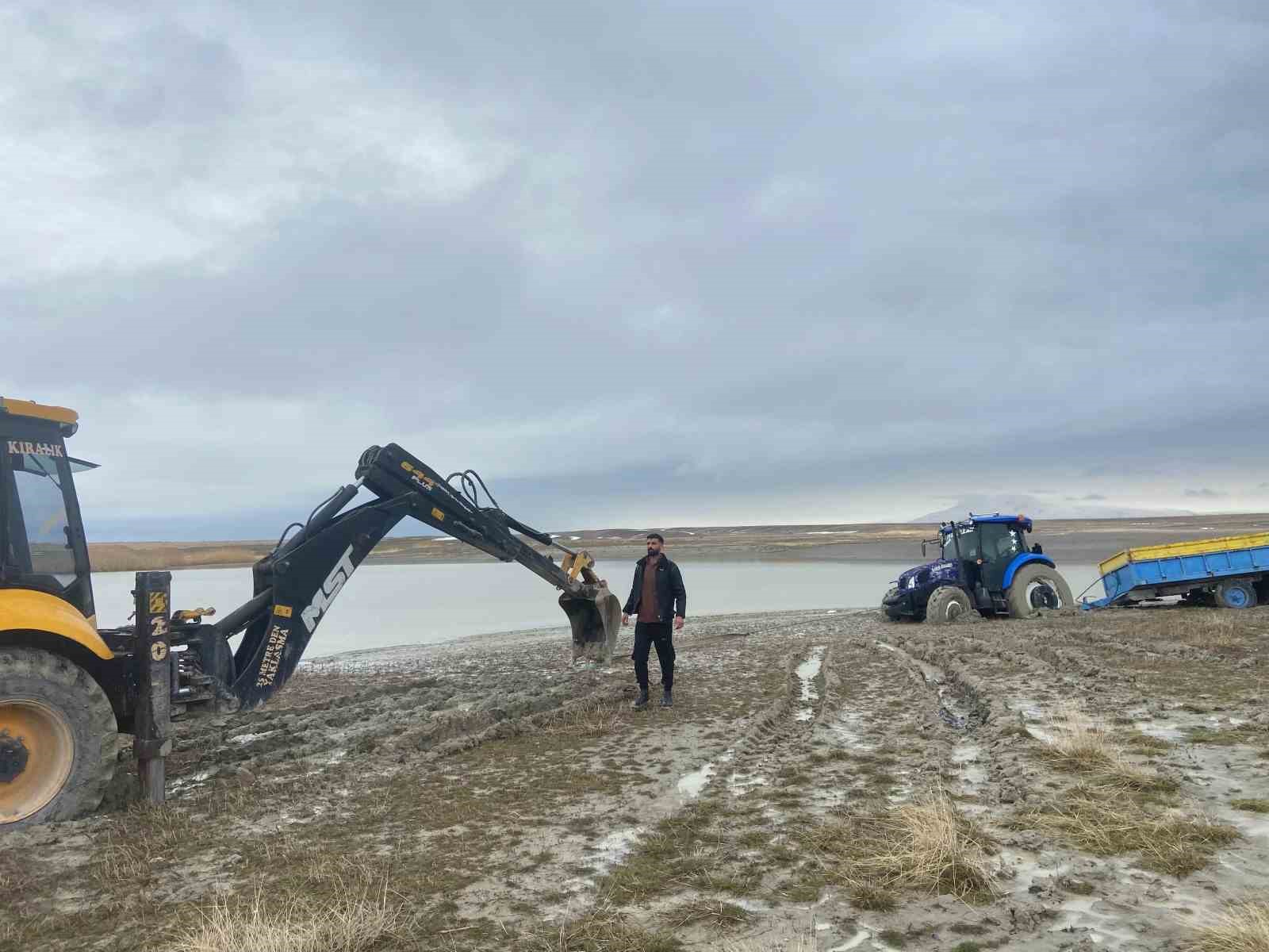 Van Gölü sahilinde çamura saplanan traktör kepçe ile kurtarıldı
