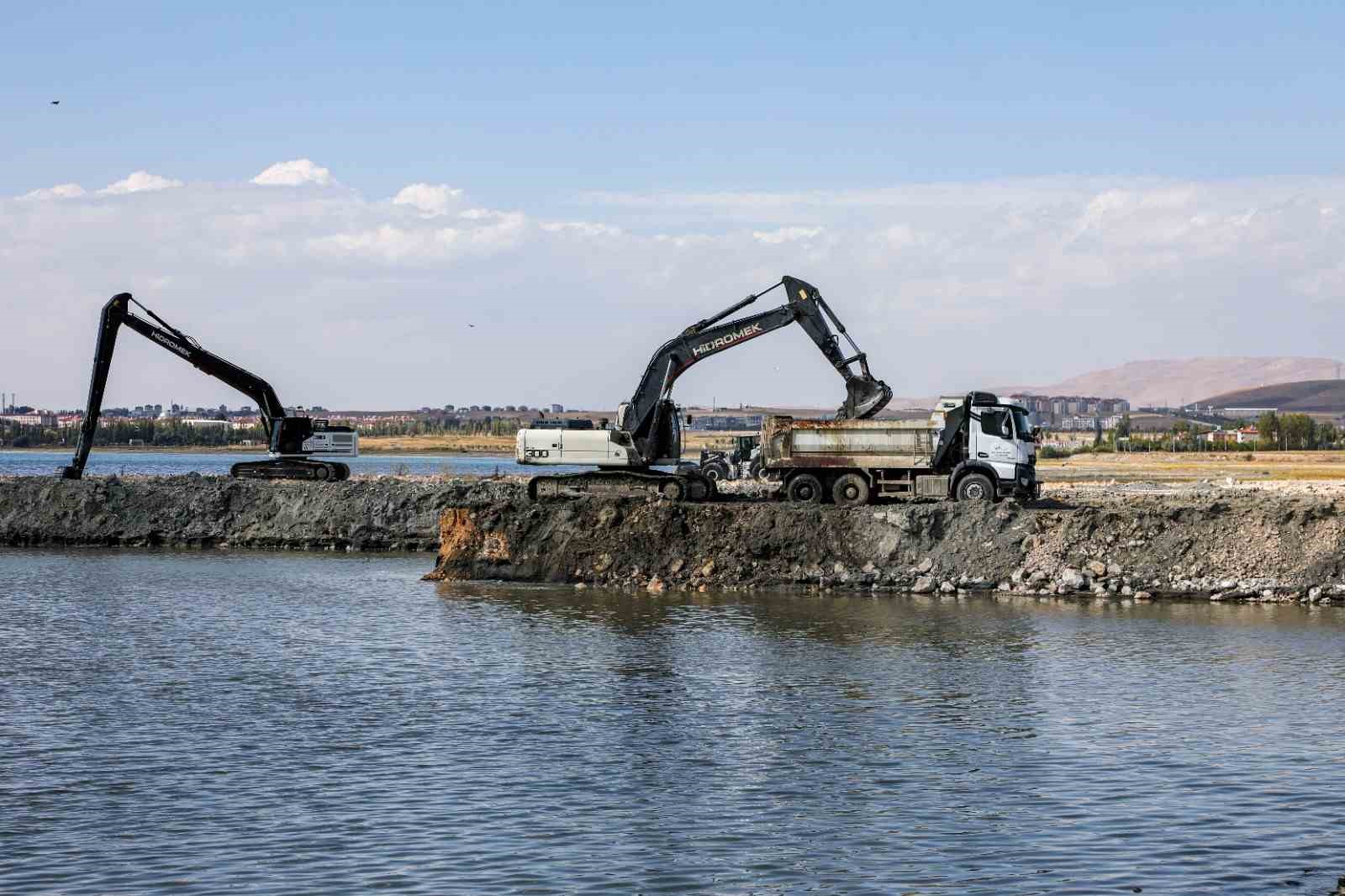 Van Gölü’nde 2 milyon 86 bin metreküp dip çamuru temizlendi

